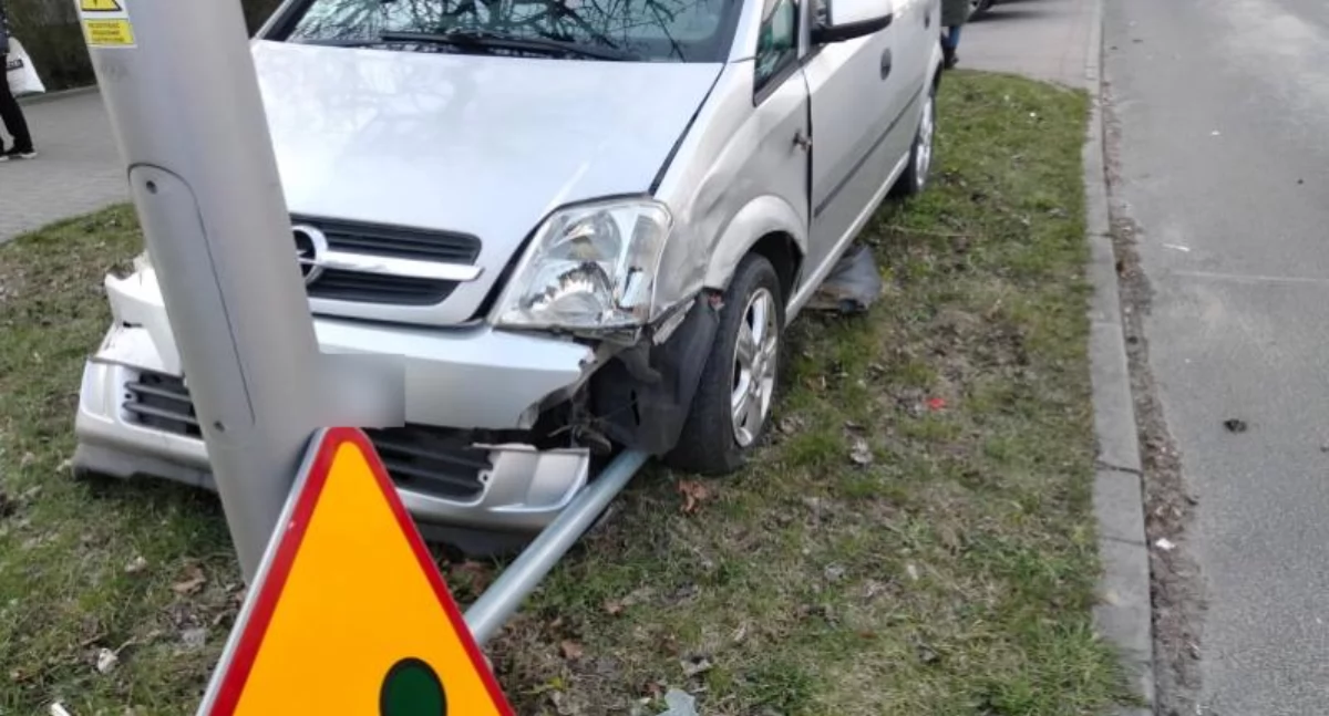 Kolizja na Piastowskiej. Zderzenie trzech samochodów osobowych. Policjanci ustalali dlaczego do niej doszło