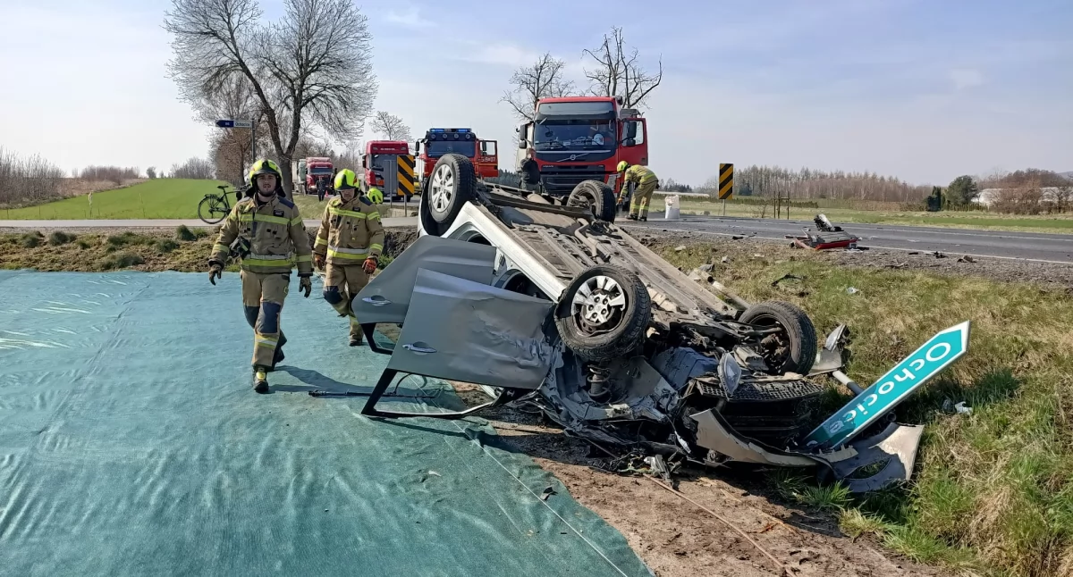 Wypadek w Ochocicach. Zderzenie ciężarówki z autem osobowym. Droga jest zablokowana