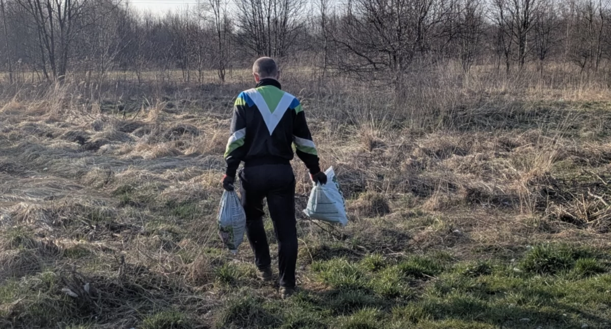 Działkowcy wyrzucają śmieci z działek na łąki: „Tylko dzisiaj przyłapałem dwie osoby