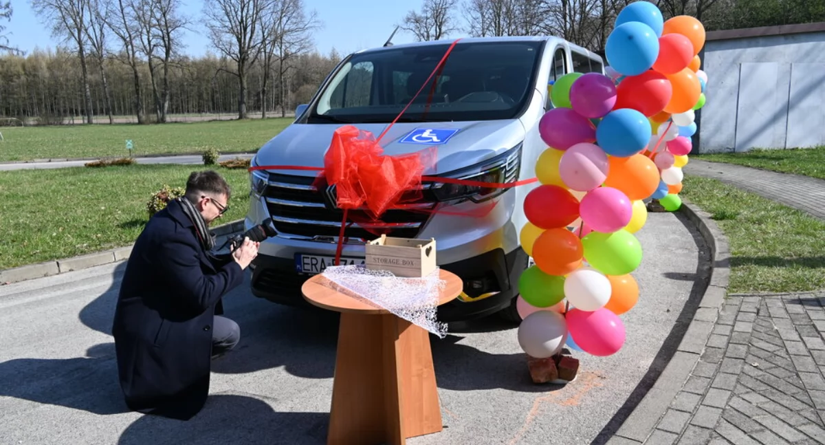 Nowy samochód dla podopiecznych z Krępy. Wstęga przecięta, auto poświęcone