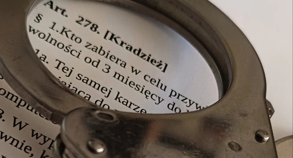 Ukrył się w wiacie przed policyjnym patrolem. Jak się potem okazało, mężczyzna miał sporo na sumieniu