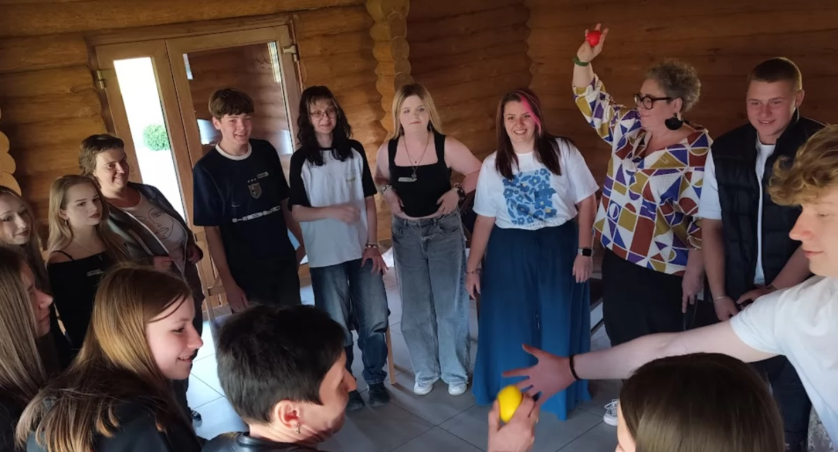 Mam na imię Miriam. Członkowie Stowarzyszenia Strefa Styku realizuje program dla uczniów szkół średnich