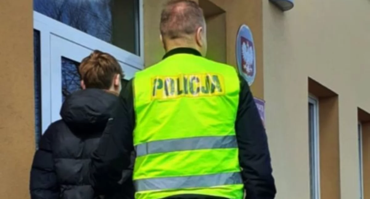 19-latek siedział na przystanku. Dwóch 18-latków najpierw go obrażało, potem zaczęli bić i kopać