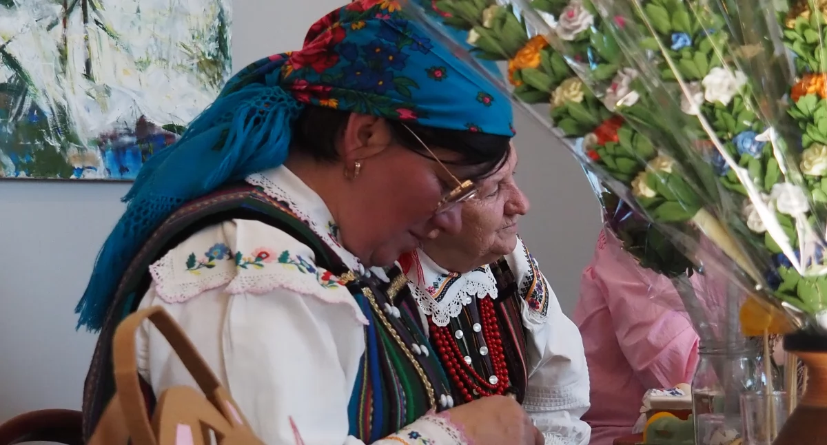 [ZDJĘCIA] Kiermasz Wielkanocny w Muzeum Regionalnym. Prawdziwe pisanki i wielkanocne palmy. Powstają zgodnie z ludową tradycją