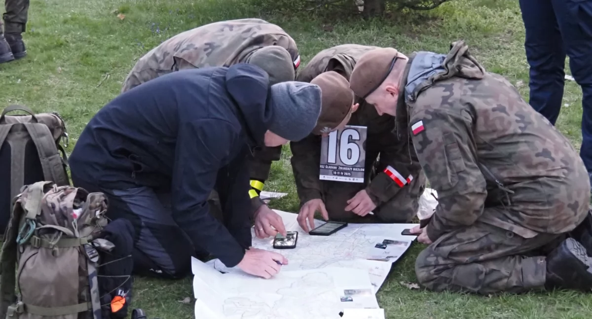 [ZDJĘCIA] I Marsz Śladami Żołnierzy Niezłomnych. Na trasę ruszyło około 20 piechurów. Przed nimi 45 kilometrów marszu