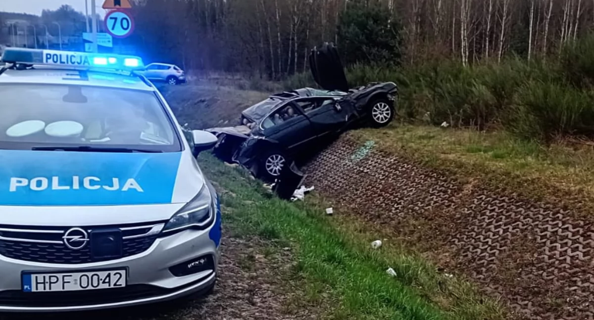 60-letni kierowca Jaguara zbyt mocno docisnął. Stracił panowanie, auto dachowało. Dwie osoby odwiezione do szpitala