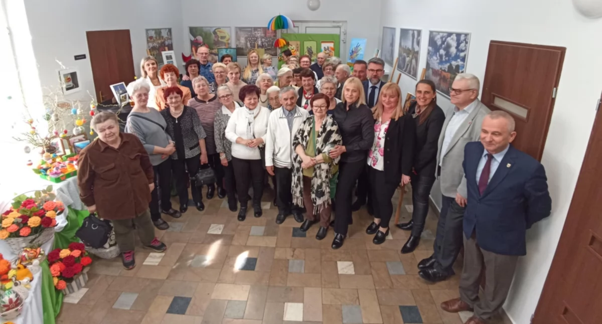 Przychodzimy z wiosną. Wystawa prac członków przedborskiego klubu Senior+