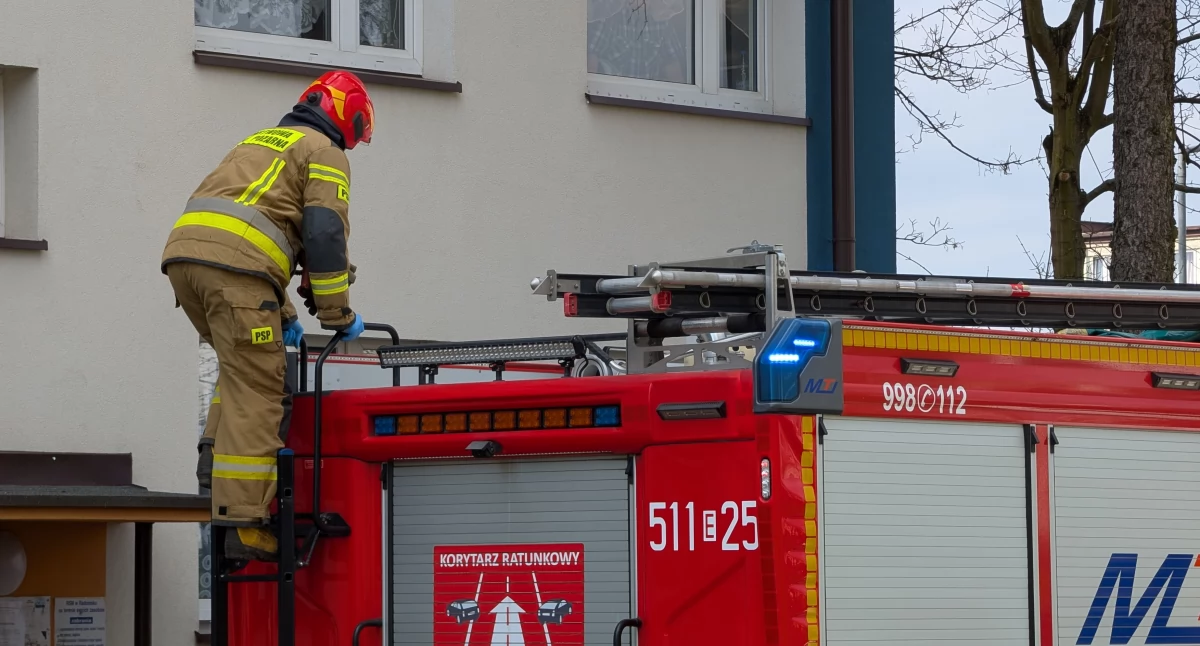Mężczyzna poprosił strażaków i policjantów o pomoc: - Nie mam kontaktu ze swoją partnerką