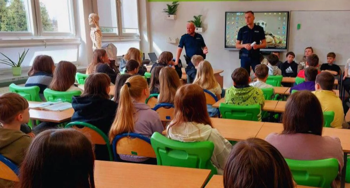 Dzielnicowi w PSP nr. Najpierw rozmawiali z rodzicami, a potem z uczniami Ósemki