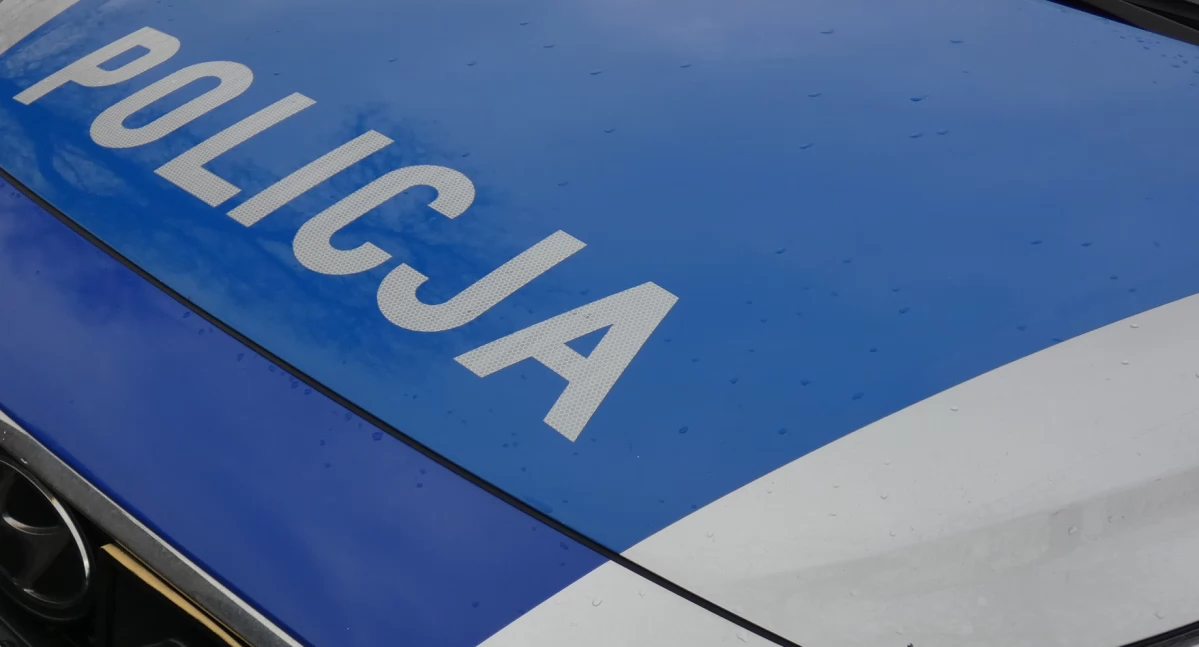 36-latek stał na balkonie, groził że skoczy. Z mężczyzną rozmawiał policyjny negocjator, a strażacy wyważali drzwi do mieszkania