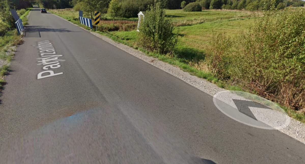 Pijany kierowca Seata wjechał do strumyka. W policyjny alkomat wydmuchał ponad promil alkoholu