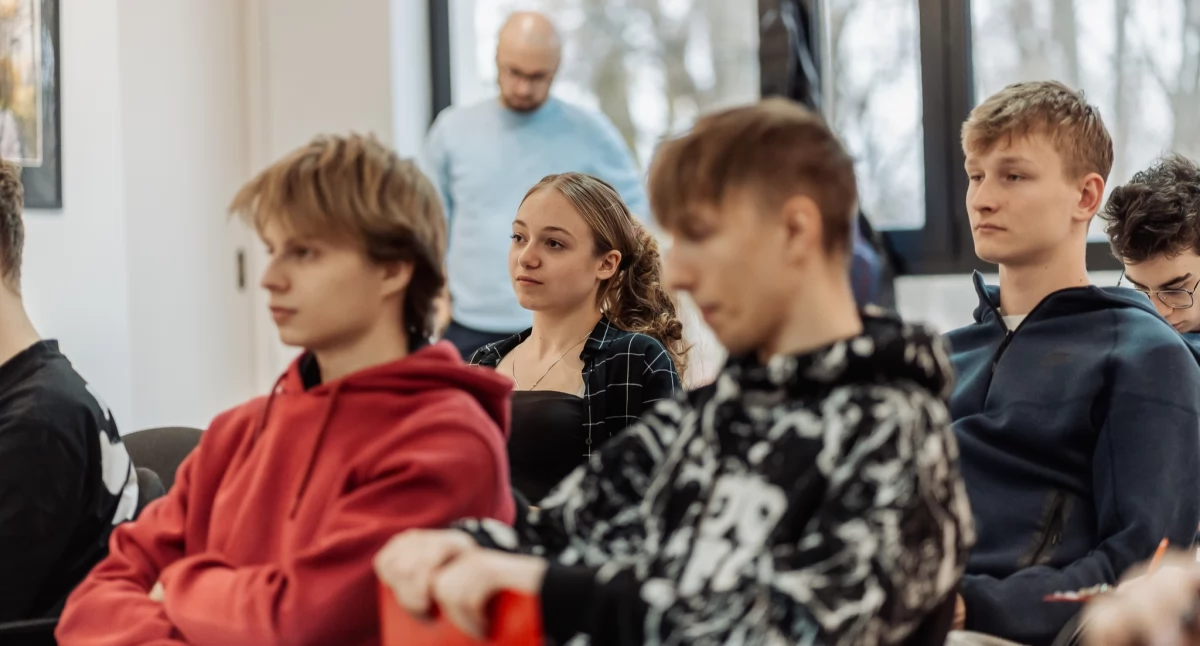 - Przepraszam bardzo, czy da mi pani 100 zł? - dobrze ubrany nastolatek w centrum miasta zaczepia przechodniów. O co chodzi?