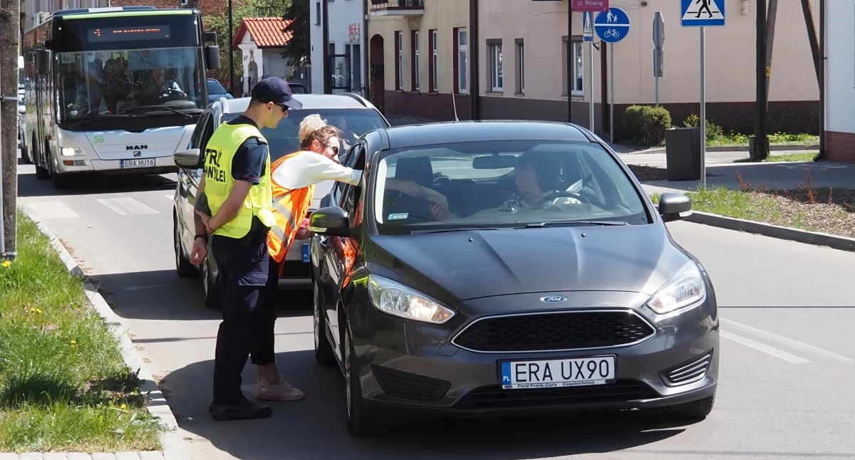 [FILM, ZDJĘCIA] Dopóki włączone jest czerwone, nie wolno wjechać na przejazd. Wielu kierowców to ignoruje. I ryzykuje życiem