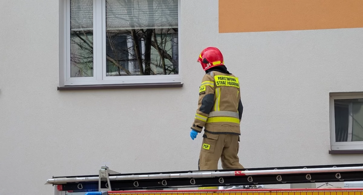 94-letnia kobieta wyszła na balkon i wzywała pomocy. Mieszkanie było zamknięte. Pomogli jej strażacy