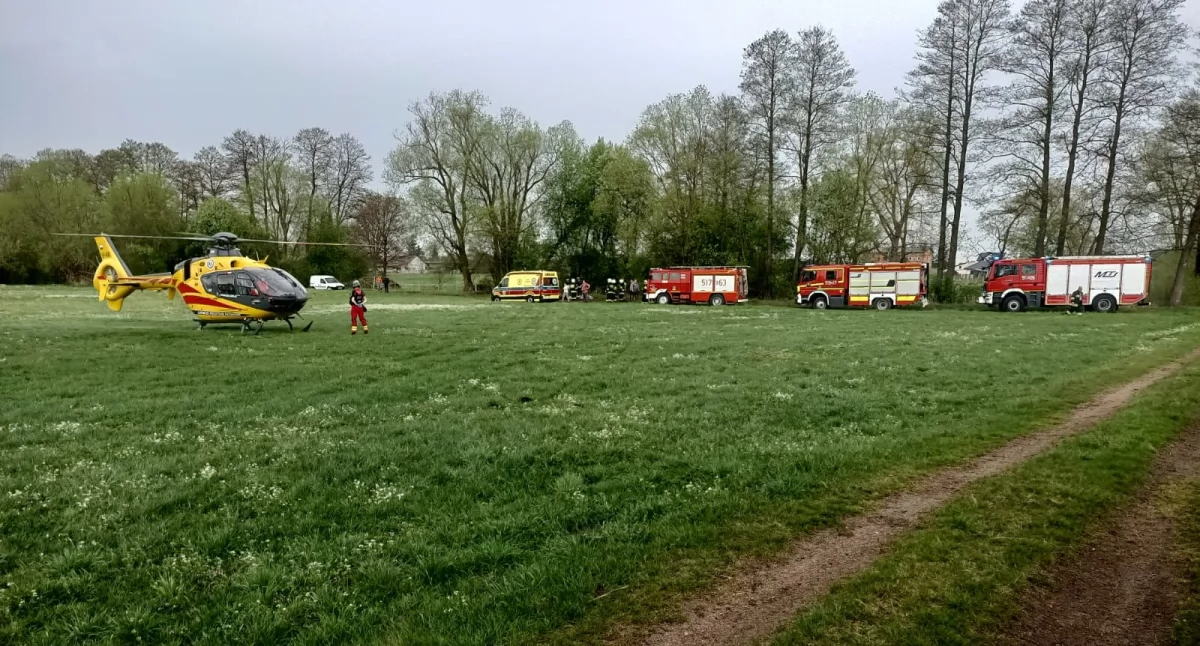 Wypadek w Radziechowicach Pierwszych. Przewrócił się młody kierowca motocykla typu moto cross. Trwa akcja ratunkowa