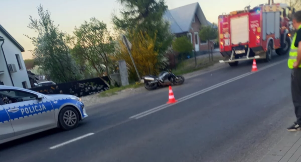 Motocyklista wjechał w znak drogowy. Nie czekał na pomoc. Poszedł sobie. Mieszkaniec Przedborza: - Wszyscy wiedzą, że dawno stracił prawko…
