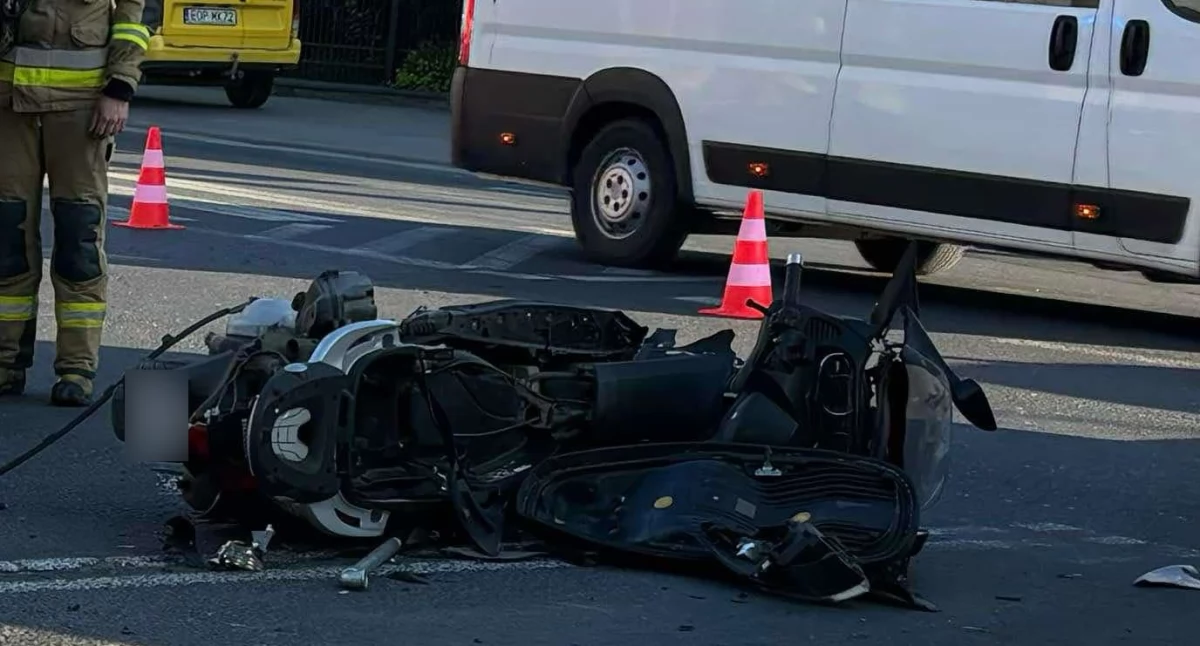 Wypadek w Przedborzu. Zderzenie dwóch aut i motoroweru. Śmigłowiec LPR-u zabrał 48-letniego mężczyznę