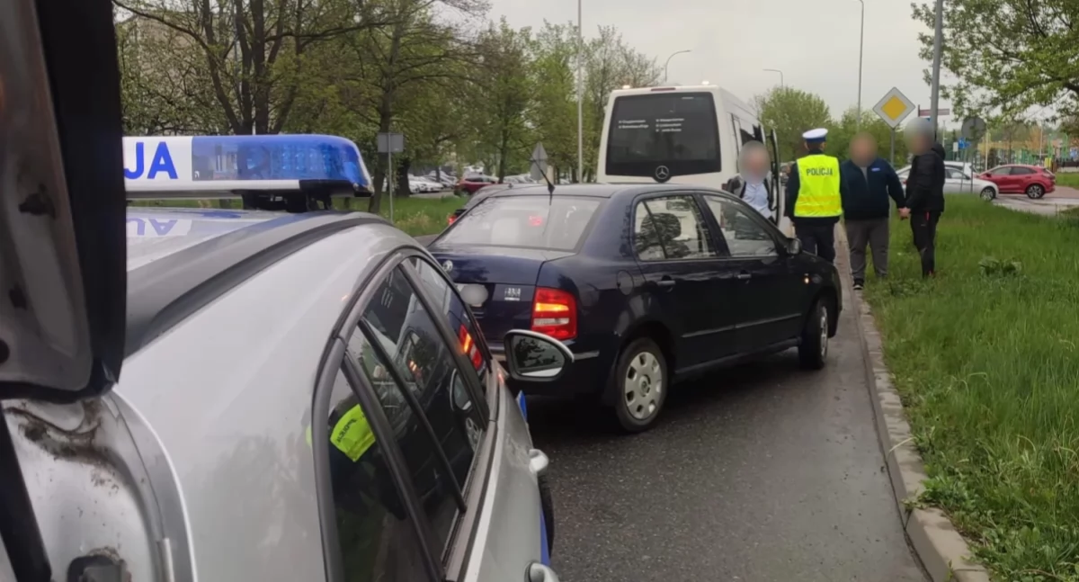 Kierowca osobówki wjechał w autobus. Ucierpiała jedna z pasażerek 