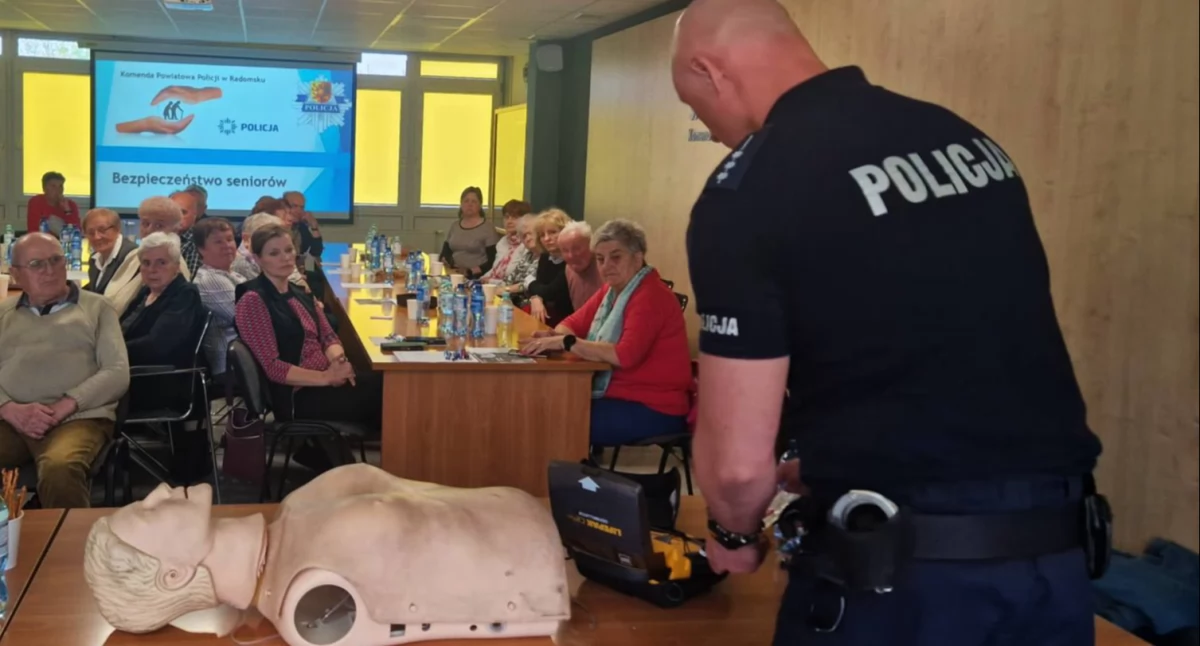 Debata społeczna o bezpieczeństwie seniorów w Komendzie Powiatowej Policji. Był porady i pokaz udzielania pierwszej pomocy