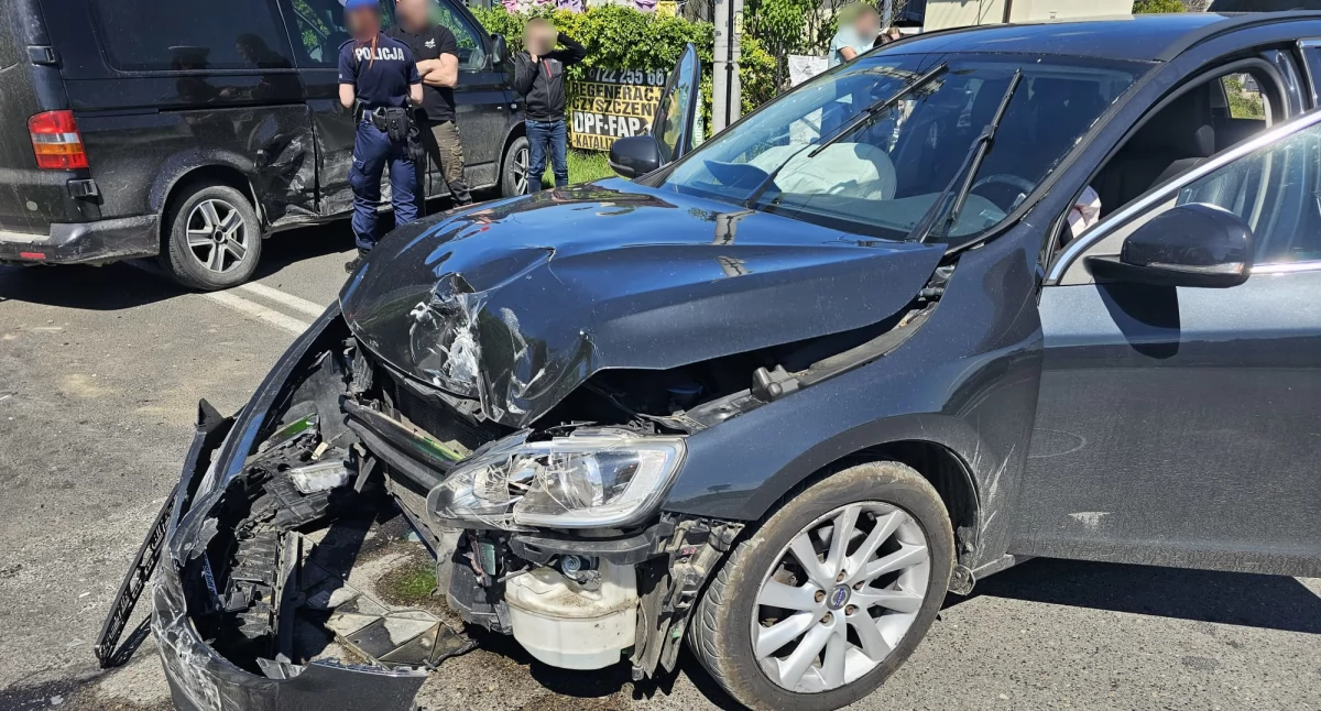 Zderzenie w Okrajszowie. Kierowca Volkswagena wymusił pierwszeństwo przejazdu na kierowcy Volvo