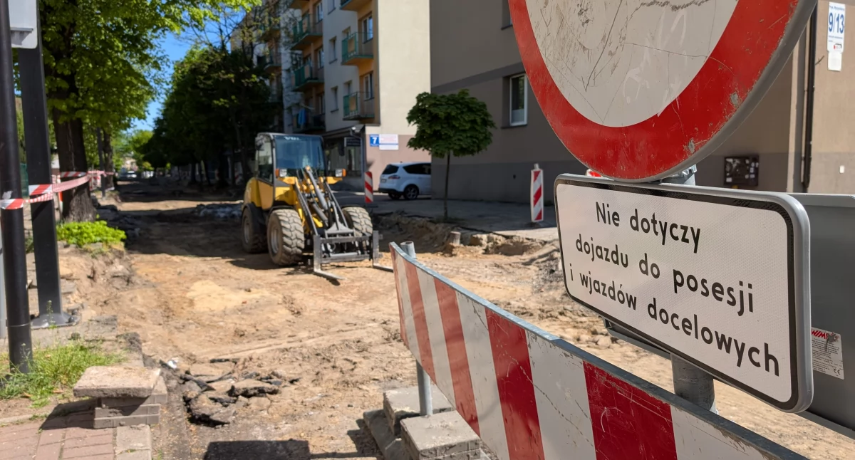 [ZDJĘCIA] Fabianiego w połowie zamknięta. Wykonawca zerwał już asfalt, wkrótce pojawią się tam archeolodzy