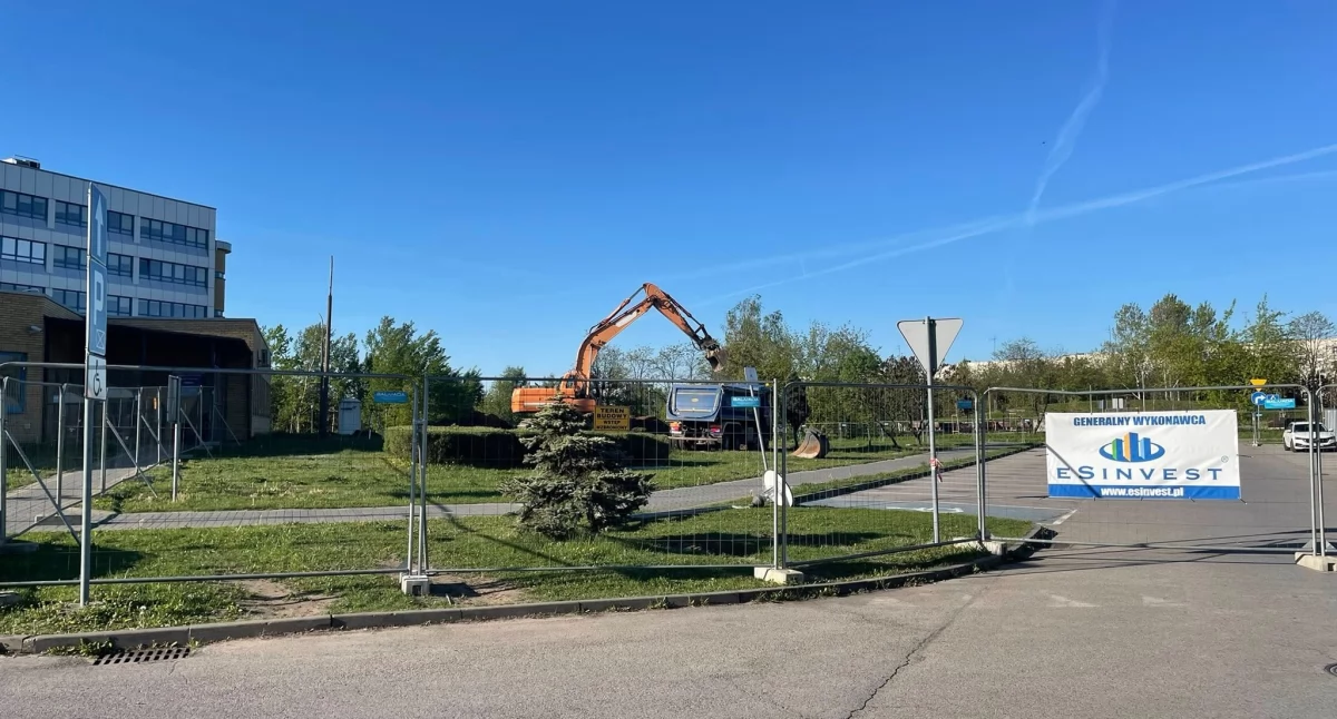 Rozpoczęła się budowa nowej części radomszczańskiego szpitala. - To wielki krok w stronę lepszej opieki zdrowotnej dla mieszkańców. I przepraszamy za utrudnienia
