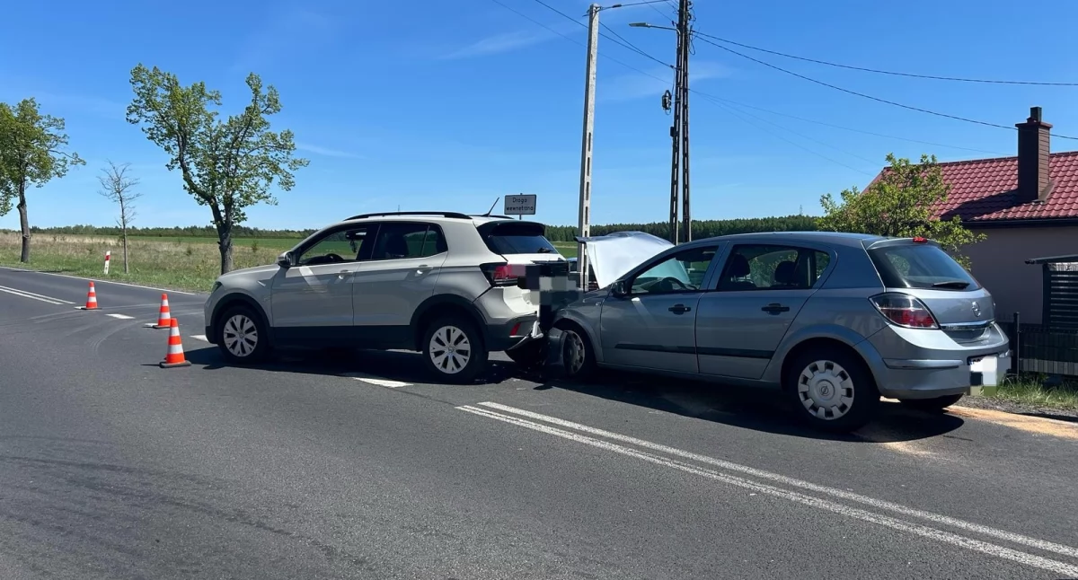 Zderzenie na Piotrkowskiej w Kamieńsku. Kierowca Opla wjechał w tył Volkswagena