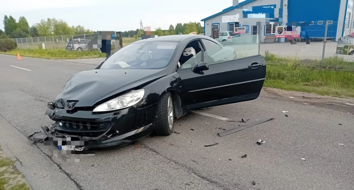 Uwaga! Zderzenie dwóch samochodów w Kletni. Kierujący mają po 23 lata