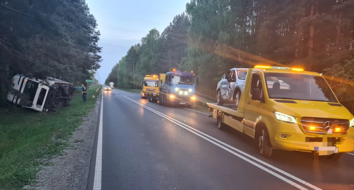 54-letni kierowca Forda włączał się do ruchu. I wymusił pierwszeństwo przejazdu. Na ciężarówce