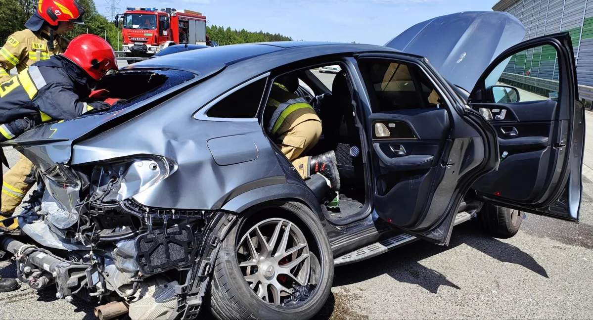 Kolizja na autostradzie A1. Mercedes wjechał w bariery energochłonne 