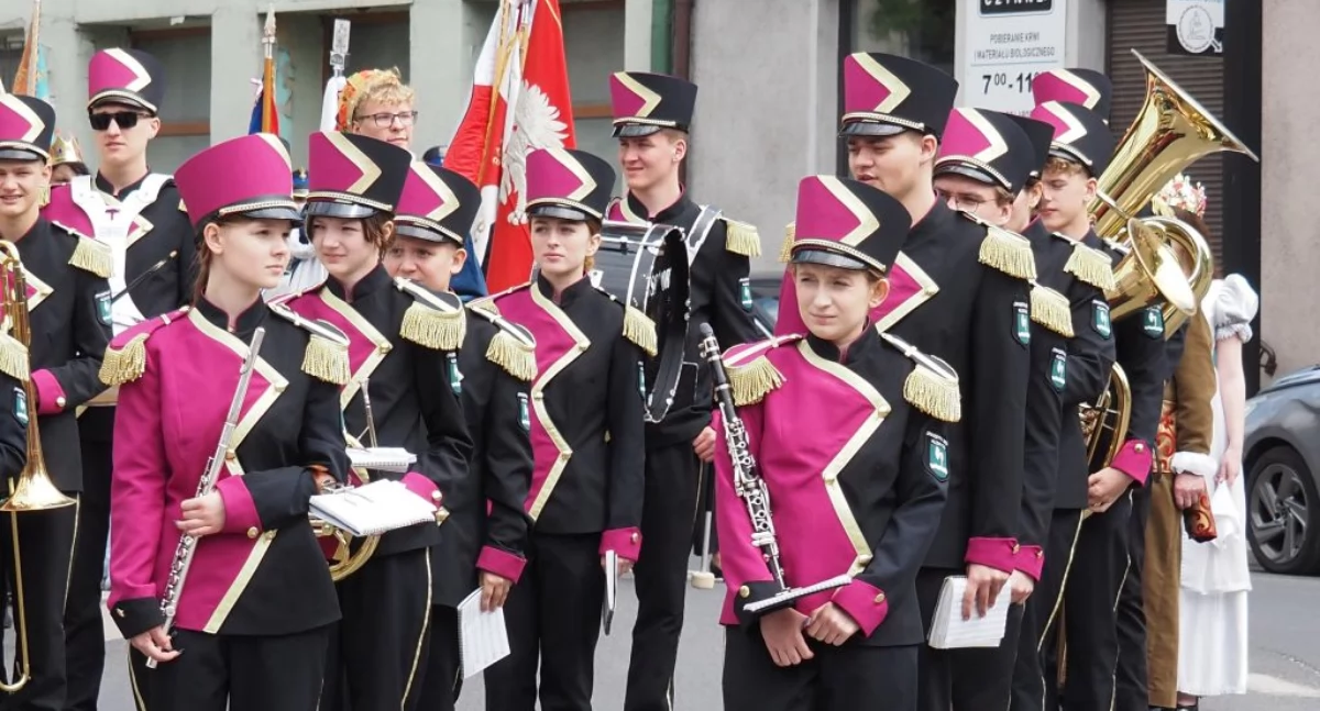 Polityka na obchodach Święta Konstytucji: poseł Witczak o wyborach i łamaniu konstytucji, posłowie PiS protestują [FILM ZDJĘCIA]