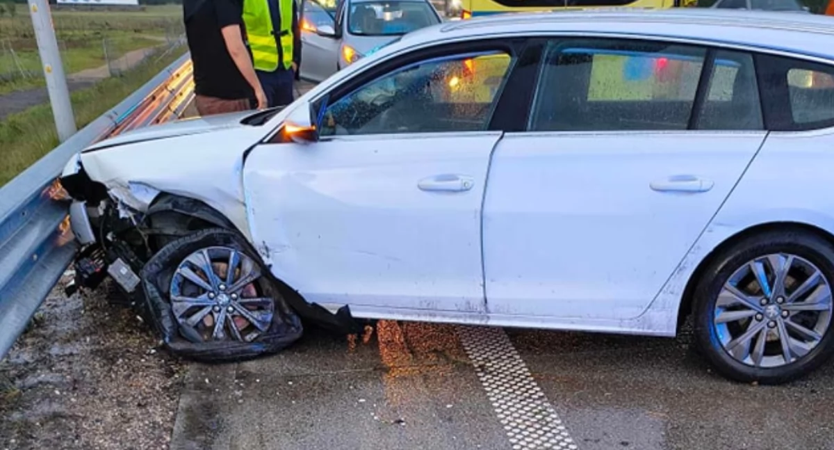 Wypadek na autostradzie A1 w Kamieńsku. Peugeot uderzył w bariery energochłonne