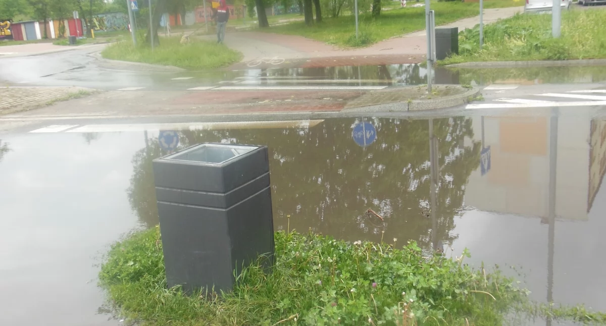 Czytelnik: - Woda na rondzie stoi do dziś. Gdzie gwarancja? Nikt nie widzi problemu?