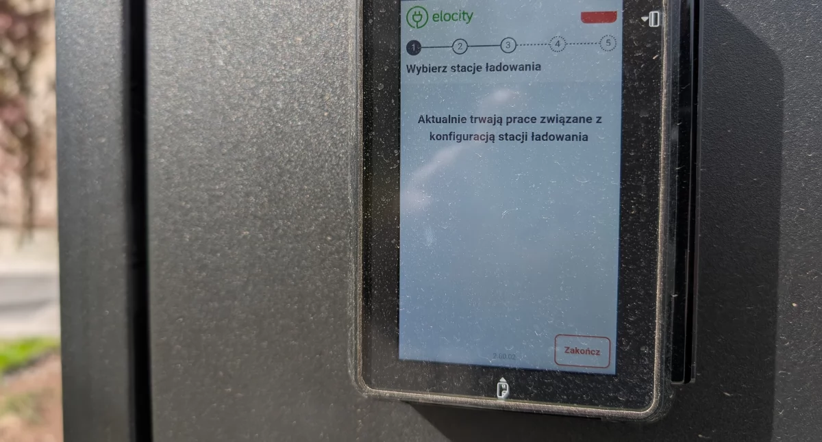 Stacja ładowania przy Reymonta wciąż nieczynna. Urząd Miasta: - Firma od stacji ładowania płaci nam za dzierżawę terenu. I za prąd