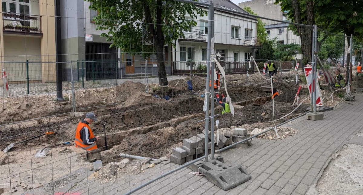 Remont Fabianiego. Marcin Biskup: - Na razie mamy ceramikę i monety, ale nowożytne. Takie, jakich wszędzie jest dużo