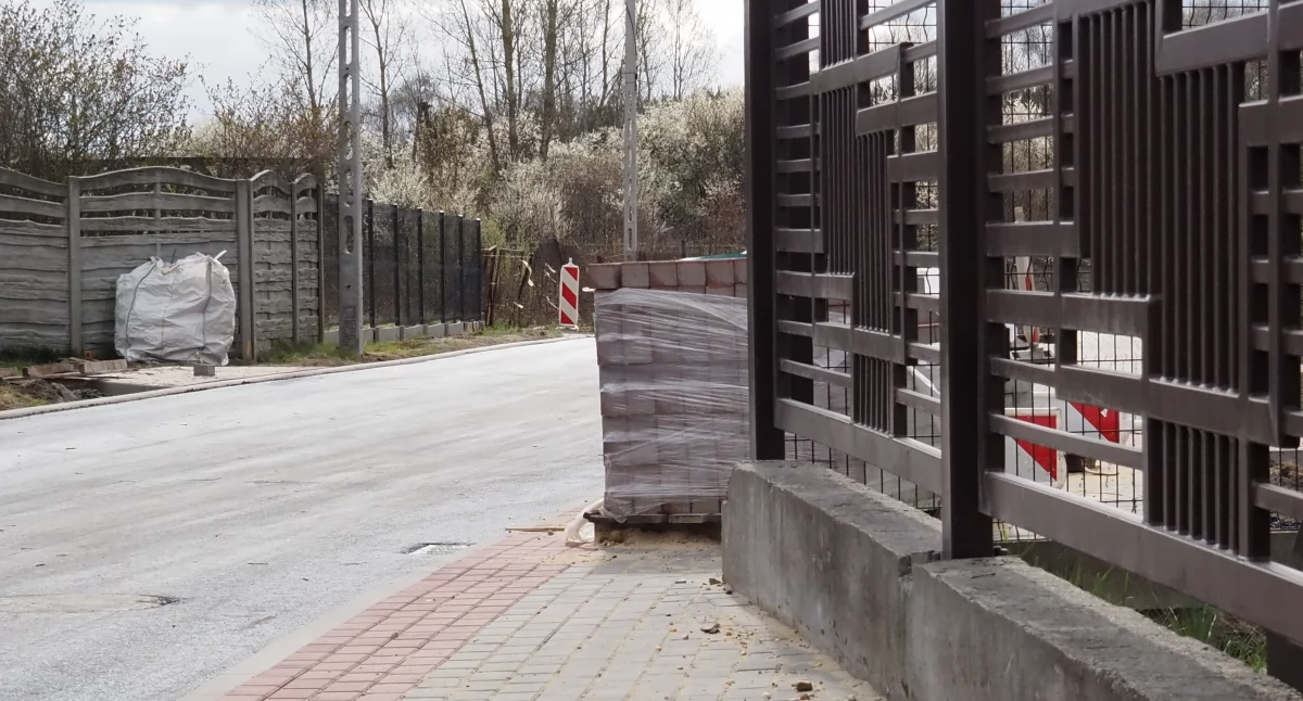 Inwestycja przy ulicy Bytnara. Wąski chodnik nie przeszkadza, ruch jest mały
