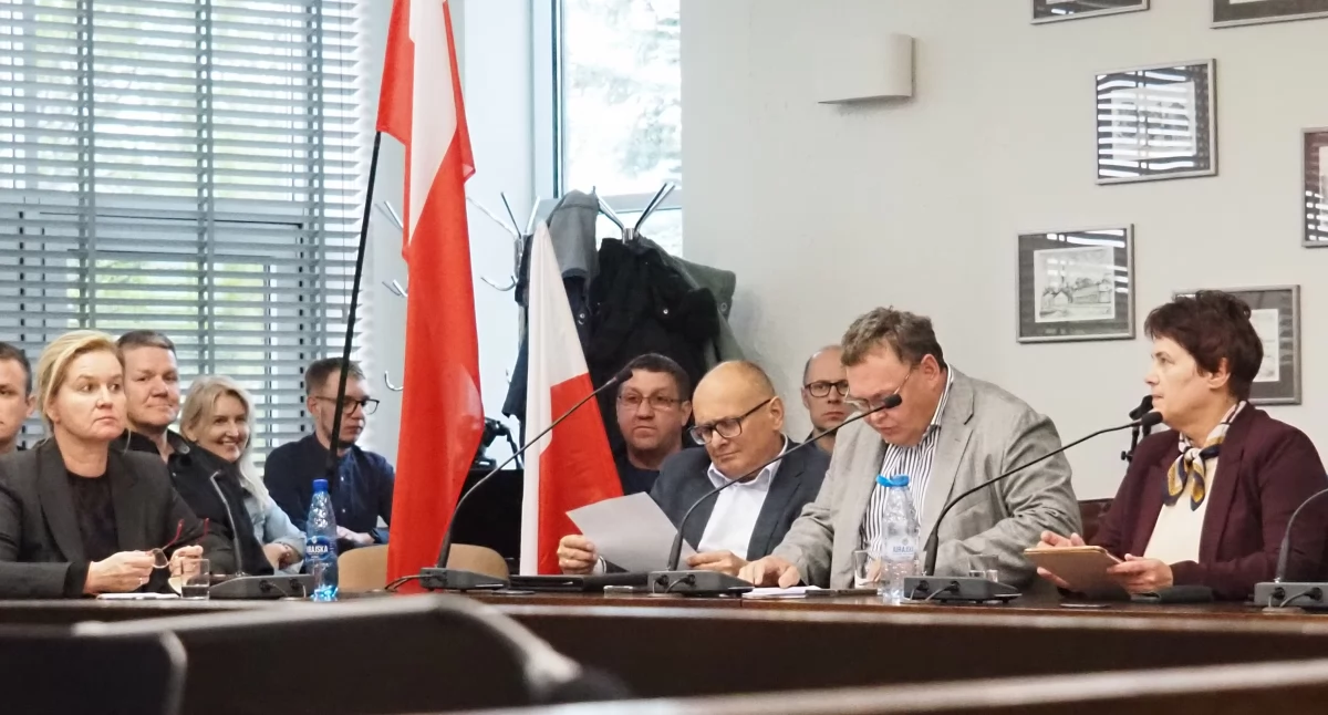 Awantura o imigrację i fortel koalicji: Bąkiewicz krzyczy, radni dyskutują, uchwała zmienia sens