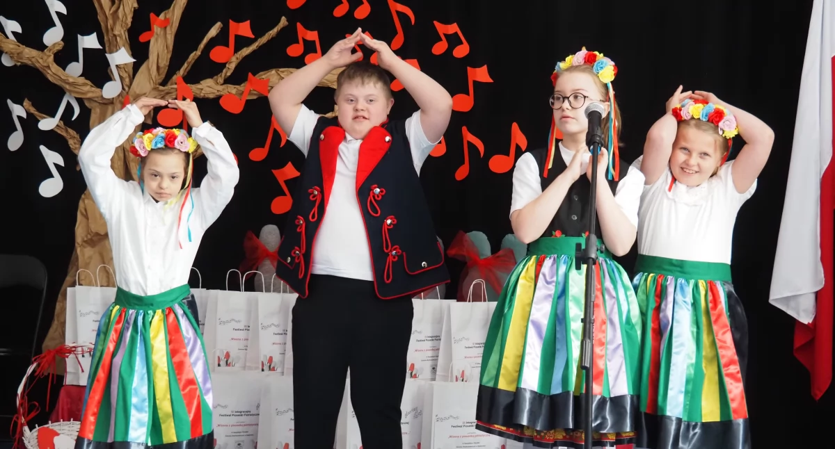 [ZDJĘCIA] Ośrodek Szkolno-Wychowawczy pękał w szwach. IX Integracyjny Festiwal Piosenki Patriotycznej „Wiosna z Piosenką Patriotyczną”