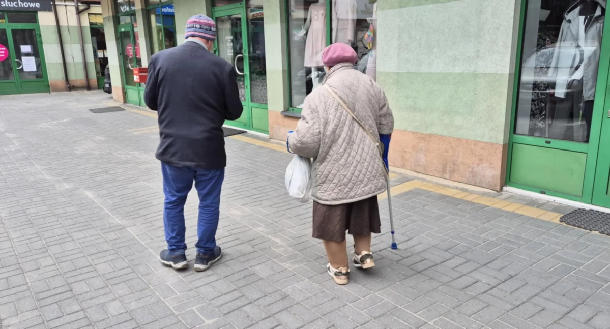 - Odprowadzi mnie pani do Dziennego Domu Pomocy? - starsza kobieta zaczepia mnie w centrum miasta. Razem ruszamy w drogę