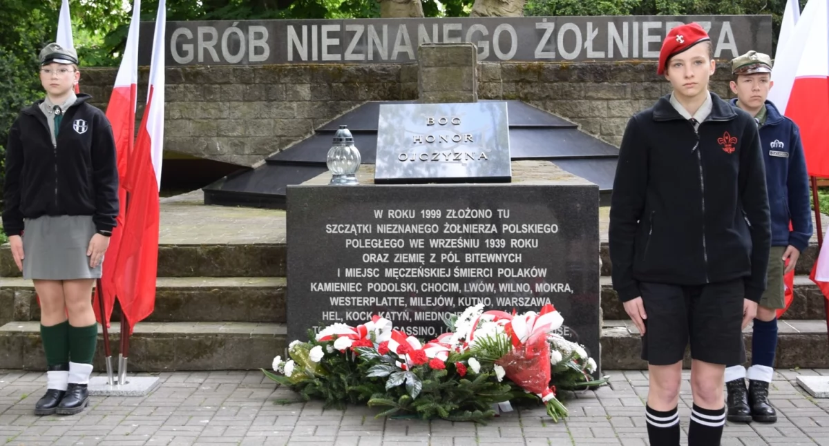 Kwiaty pod pomnikiem Grobem Nieznanego Żołnierza w 80. rocznicę zakończenia II wojny światowej