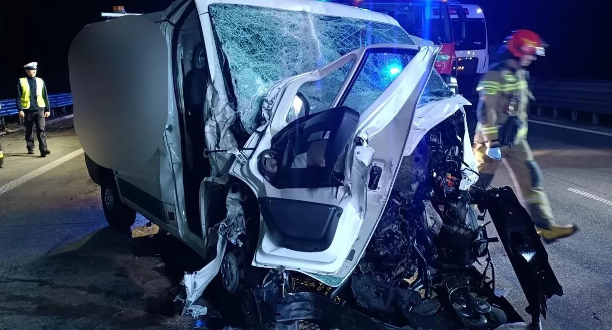 Wypadek na autostradzie A1. Obrażeń doznała 14-latka, 25-latkę strażacy uwalniali z wraku samochodu