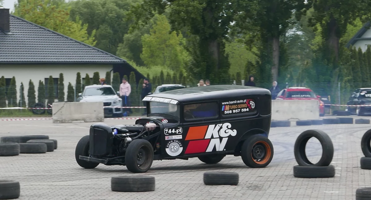 [ZDJĘCIA] Stanced 2025. Ryk silników i zapach palonej gumy na miejskiej Targowicy, czyli poślizg kontrolowany