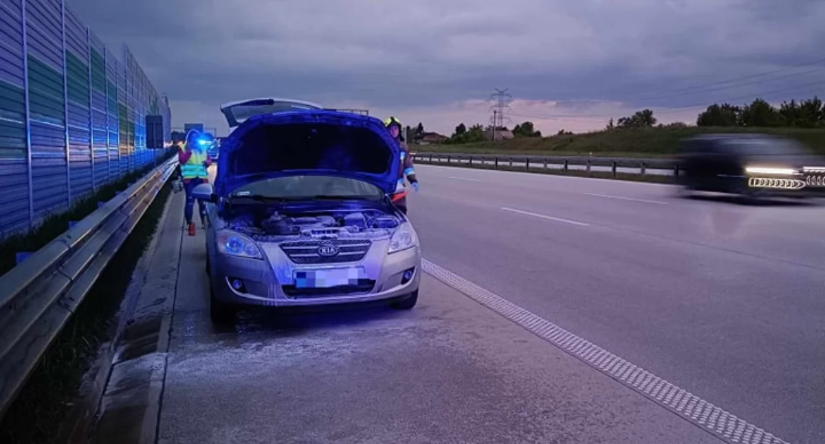 Autostrada A1. Silnik w Kii się “rozbiegał”. Potrzebna była pomoc strażaków z Kamieńska