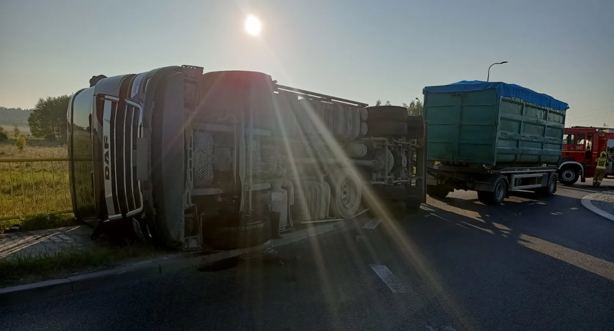 Ciężarówka przewróciła się na rondzie. Wezwano służby ratunkowe