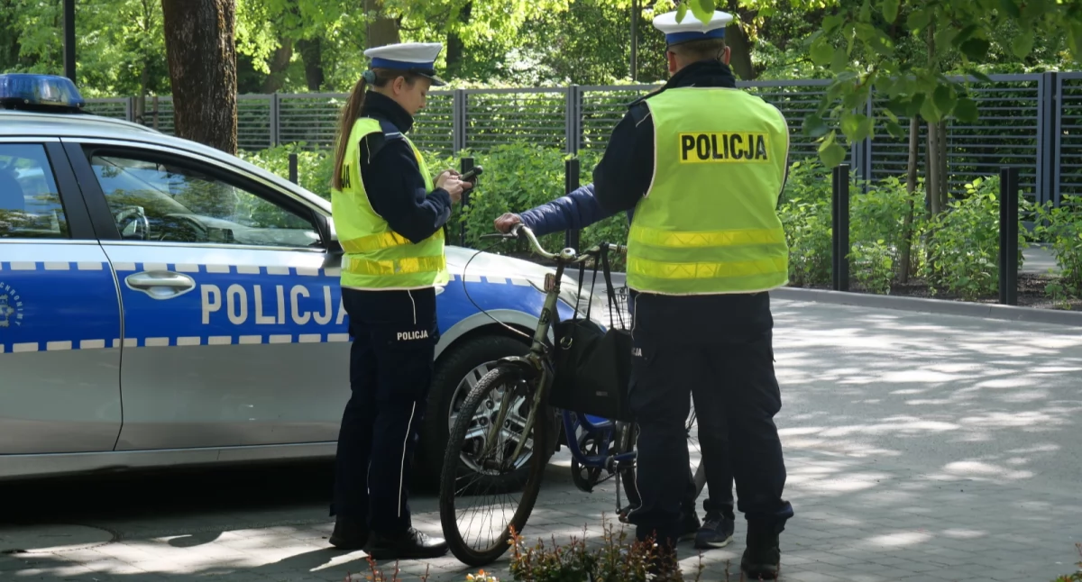 Bezpieczny rowerzysta. Policjanci sprawdzają oświetlenie i czy kierujący jednośladami są trzeźwi