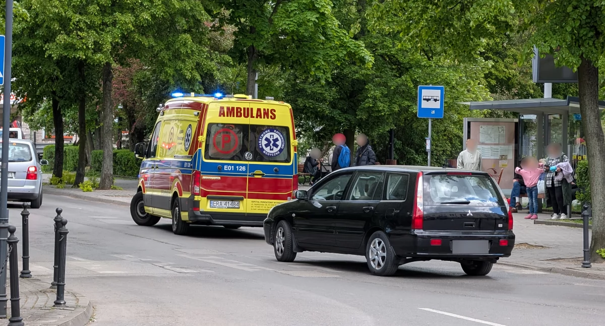 Potrącenie mężczyzny na wózku inwalidzkim. W 67-latka uderzył kierowca samochodu osobowego. Na przejściu dla pieszych