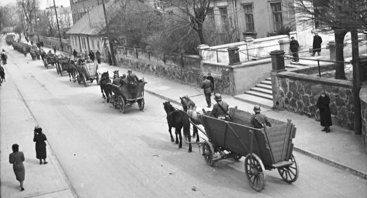 [Historia Gazetą pisana]  Przybyły trzy transporty w ogólnej liczbie 1565 ludzi, w tem 60 oficerów