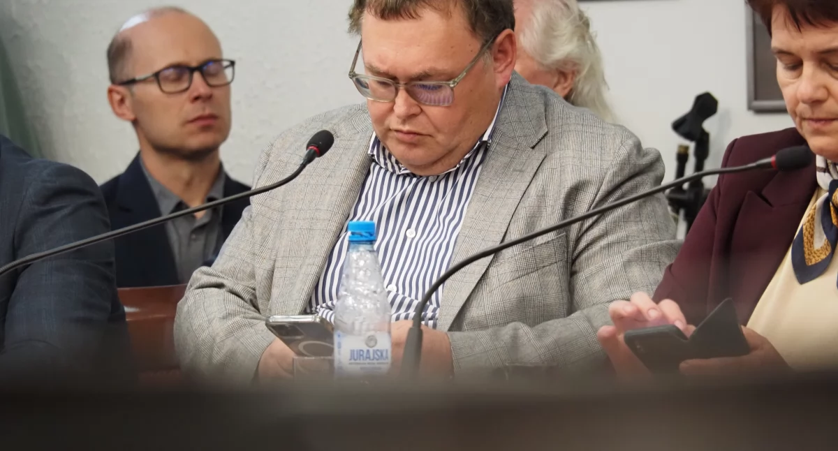 Granaty i granatnicy: Dla pana Zyberynga migranci są jak granat w domu, zawsze może wybuchnąć [Nowak komentuje]