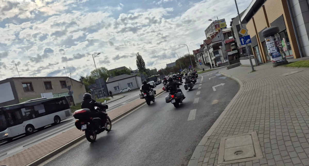 VI Rajd Motocyklowy Weteranów. Żołnierze złożyli kwiaty pod pomnikiem Konspiracyjnego Wojska Polskiego