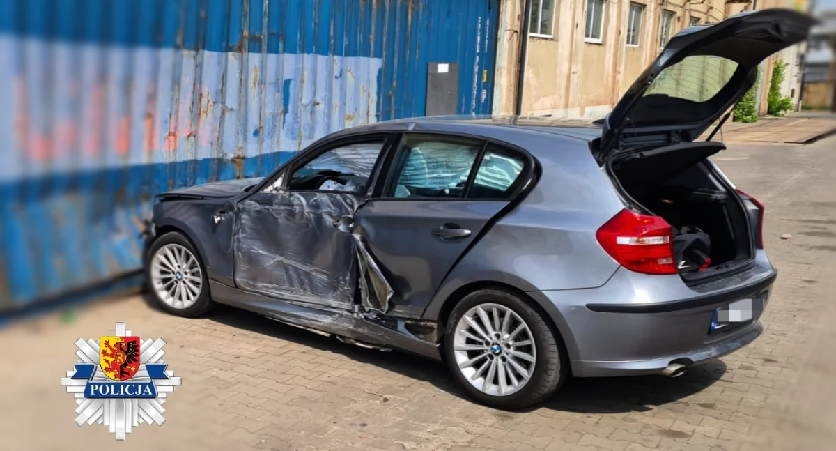 Wypadek na ulicy Reymonta. 18-letni kierowca BMW wjechał w słup, a potem w metalowy kontener